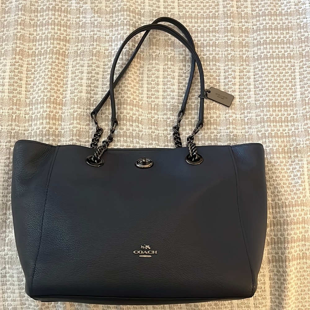 COACH Turn lock Pebbled Leather Chain Tote Bag-NAVY-Excellent cond. Used once.